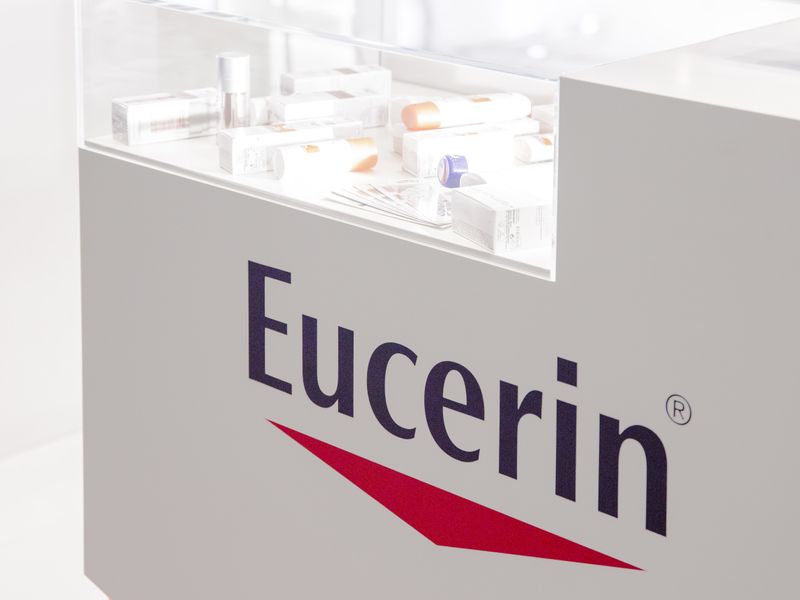 Eucerin Vitrine auf Messestand