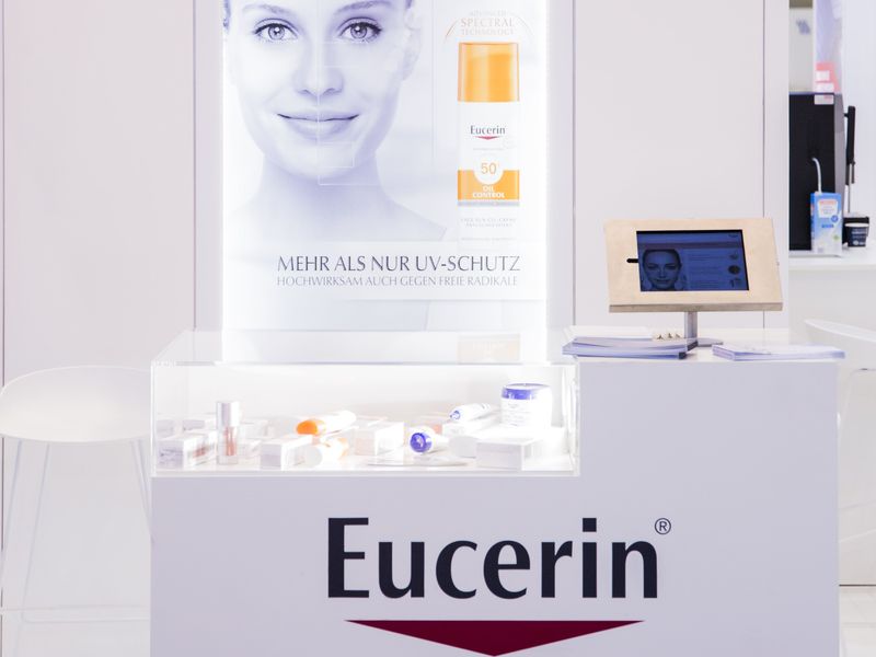 Eucerin Vitrine auf Messestand